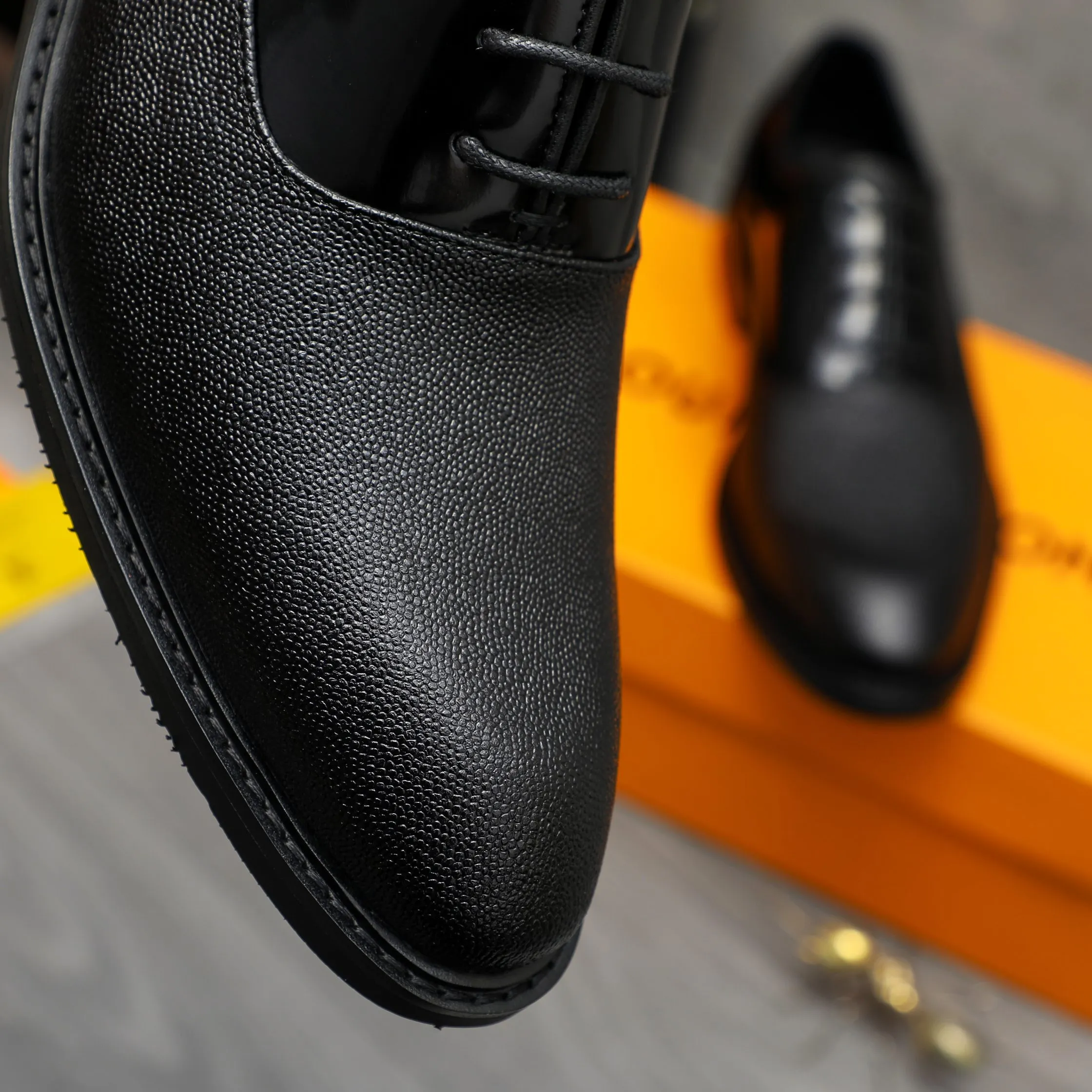 Men's men's shoes 💰p460 Product trademark: LV (Louis Vuitton) business lace-up formal leather shoes. Regular size: 39-44 (38.45 custom-made, non-returnable) Product materials: Selected grained cowhide stitching pearlized cowhide upper, cowhide lining, original rubber outsole